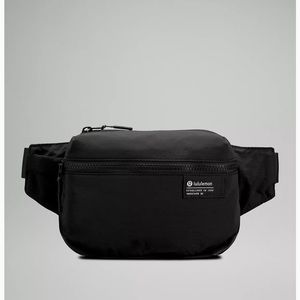 Lululemon, Unisex Clean Lines Belt Bag 2L Black.
